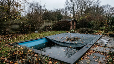 Eingelassener Pool im deutschen Garten mit Winterabdeckung und Herbstlaub – bereit für die Überwinterung