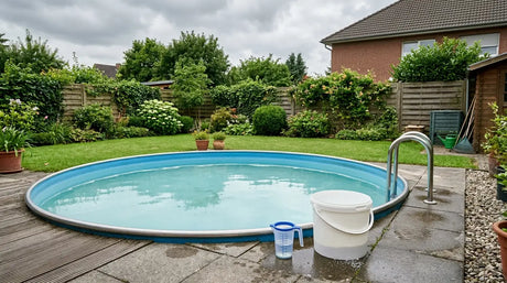 Schockchlorung im Pool vorbereiten – Chlorgranulat im Eimer vorgelöst am Beckenrand